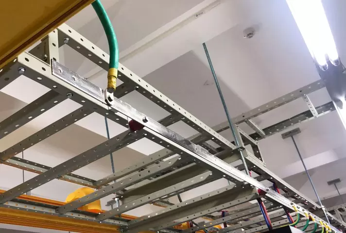 اهمیت نصب صحیح نردبان کابل گالوانیزه در ساختمان‌های صنعتی و مسکونی