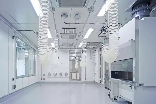 اهمیت طراحی اتاق تمیز در بهبود کیفیت خط تولید کارخانه دارویی و داروسازی